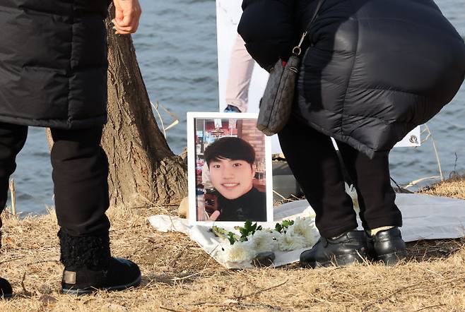 지난해 1월 19일 서울 반포한강공원에 마련된 고 손정민 씨를 기리는 1000일 추모공간에서 시민들이 헌화를 하고 있다. (사진=뉴시스)