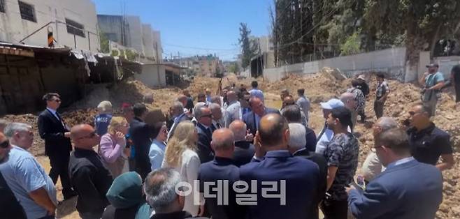 일본 등 각국 외교단이 21일(현지시간) 요르단강 서안을 방문했다.(사진=X 갈무리)