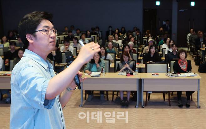 이데일리 부동산 정책 포럼 및 2025 돈이 보이는 창 콘서트가 22일 서울 영등포구 여의도 한국거래소 컨퍼런스홀에서 열렸다. 채상욱 커넥티드그라운드 대표가 ‘수도권 집중과 지방 소멸, 부동산 균형 발전 방안’을 주제로 강연하고 있다.(사진=노진환 기자)