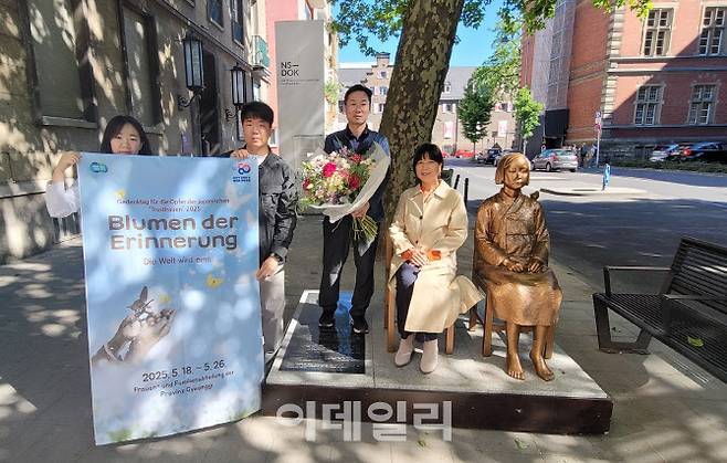 독일 쾰른에 설치된 평화의 소녀상에서 진행된 경기도의 ‘기억의 꽃배달’ 캠페인.(사진=경기도)