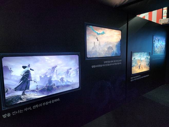 - 부스 한켠을 엘밤통 콘셉트 아트로 가득 메웠다