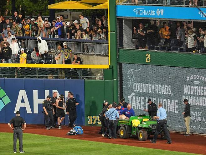 (추락한 남성이 현장 응급팀에 의해 들것에 실려 전동카트에 실리고 있다 | Photo credit: Gene J. Puskar)