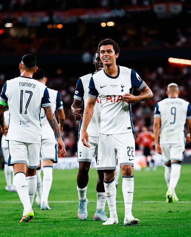 22일 맨체스터 유나이티드와 유로파리그 결승전에서 상대 자책골을 유도한 뒤 기뻐하는 토트넘 홋스퍼의 브레넌 존슨