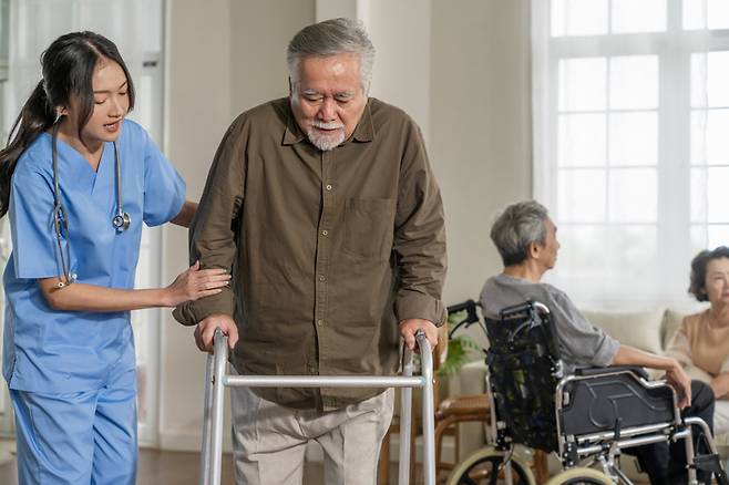 재활치료를 받고 있는 노인환자의 모습. [사진=게티이미지뱅크]