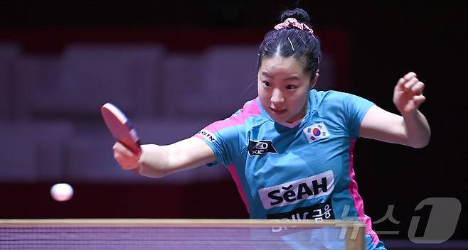 신유빈이 지난 17일(현지시간) 카타르 도하 루사일 스포츠아레나에서 열린 2025 세계탁구선수권대회 개인단식 128강 뉴질랜드 리사 기어(LISA GEAR)와 경기를 펼치고 있다. 2025.5.18/뉴스1 ⓒ News1 사진공동취재단