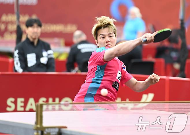 안재현이 19일 카타르 도하 카타르대학교 스포츠 컴플렉스에서 열린 2025 국제탁구연맹(ITTF) 세계선수권대회 남자단식 64강 룩셈부르크 루카 믈라데노비치와 경기를 펼치고 있다. (사진공동취재단) 2025.5.19/뉴스1