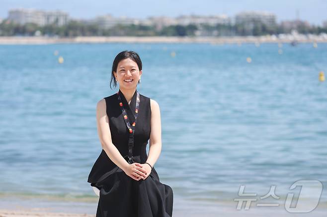 제78회 칸 국제영화제가 열리고 있는 프랑스 남부 소도시 칸(Cannes) 크루아제트 해변에서 ‘라 시네프’ 섹션에 초청받은 단편영화 ‘첫여름’의 허가영 감독(한국영화아카데미(KAFA))이 뉴스1과 인터뷰를 하고 있다. 2025.5.21/뉴스1 ⓒ News1 이준성 기자