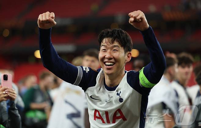 토트넘의 손흥민이 21일(현지시간) 스페인 빌바오의 산 마메스 경기장에서 열린 UEFA 유로파 리그(UEL) 결승서 맨체스터 유나이티드(맨유)를 꺾고 생애 첫 우승을 한 뒤 기뻐하고 있다. 2025.05.22 ⓒ 로이터=뉴스1 ⓒ News1 우동명 기자