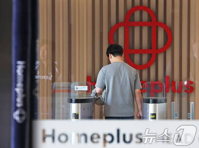 서울 강서구 홈플러스 본사에서 직원들이 출입구를 드나들고 있다. 2025.4.28/뉴스1 ⓒ News1 장수영 기자