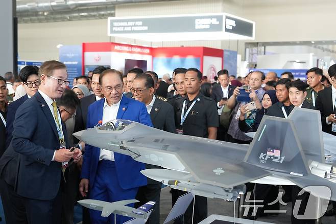 강구영 한국항공우주산업(KAI) 사장이 지난 20일(현지시간) 말레이시아 랑카위에서 열린 방산전시회 'LIMA 2025'에서 안와르 이브라힘 말레이시아 총리(왼쪽 두번째)에게 국내에서 개발한 KF-21을 설명하고 있다. (한국항공우주산업 제공. 재판매 및 DB 금지) 2025.5.22/뉴스1