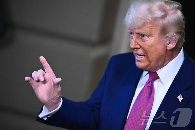 도널드 트럼프 미국 대통령이 20일(현지시간) 워싱턴 의사당에서 열린 하원 공화당 의원총회에 참석한 뒤 취재진을 만나 "메가 법안을 반대하면 그들은 더 이상 공화당원이 아니게 될 것이다. 그들은 빠르게 퇴출될 것＂이라고 밝히고 있다. 2025.05.21 ⓒ AFP=뉴스1 ⓒ News1 우동명 기자