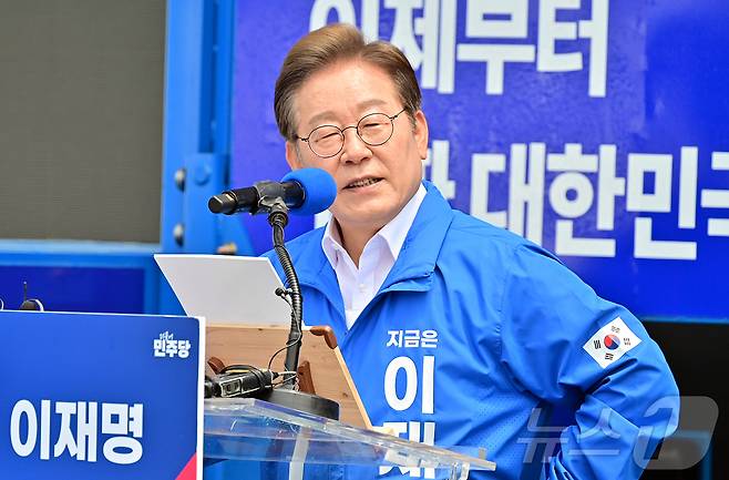 이재명 더불어민주당 대통령 후보가 22일 오전 제주동문시장 앞 탐라문화광장에서 유세를 하고 있다.(제주도사진기자회. 재판매 및 DB 금지) 2025.5.22/뉴스1 ⓒ News1 오미란 기자