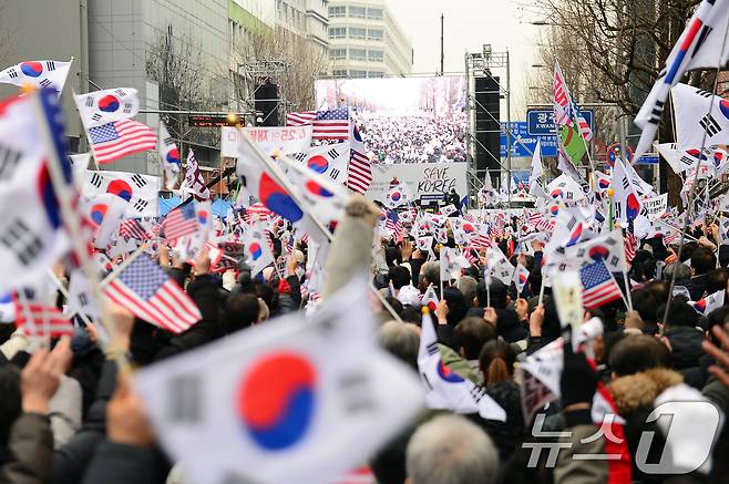 보수성향 개신교 단체인 '세이브코리아' 회원들이 지난 2월 15일 광주 금남로 일대에서 윤석열 대통령 탄핵 반대와 석방을 촉구하는 기도회를 하고 있다. 2025.2.15/뉴스1 ⓒ News1 이승현 기자
