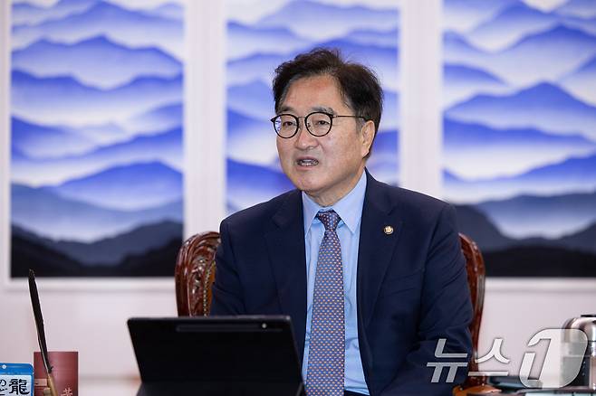 우원식 국회의장이 19일 오전 서울 여의도 국회에서 박경석 전국장애인차별철폐연대(전장연) 상임대표와 면담을 하고 있다. 2025.5.19/뉴스1 ⓒ News1 이재명 기자