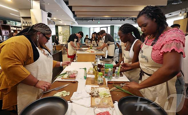 22일 서울 중구 샘표 우리맛공간에서 열린 한식체험 쿠킹클래스에서 미국 조지아대 학생들이 한식 만들기 체험 행사에 참여하고 있다. 2025.5.22/뉴스1 ⓒ News1 김진환 기자