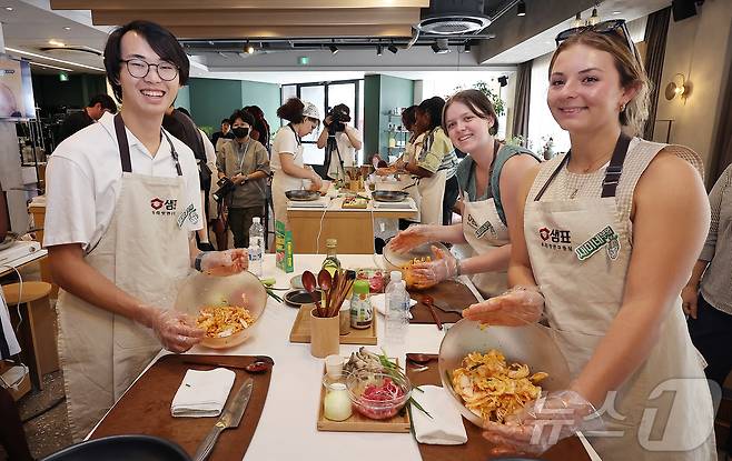 22일 서울 중구 샘표 우리맛공간에서 열린 한식체험 쿠킹클래스에서 미국 조지아대 학생들이 직접 만든 겉절이를 들며 포즈를 취하고 있다. 2025.5.22/뉴스1 ⓒ News1 김진환 기자