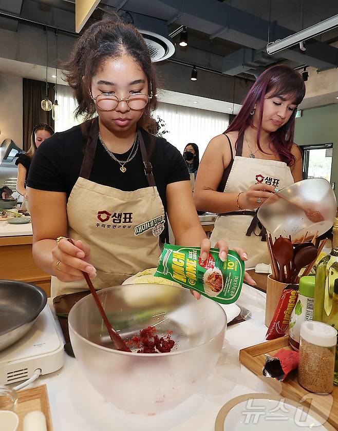 22일 서울 중구 샘표 우리맛공간에서 열린 한식체험 쿠킹클래스에서 미국 조지아대 학생들이 한식 만들기 체험 행사에 참여하고 있다. 2025.5.22/뉴스1 ⓒ News1 김진환 기자