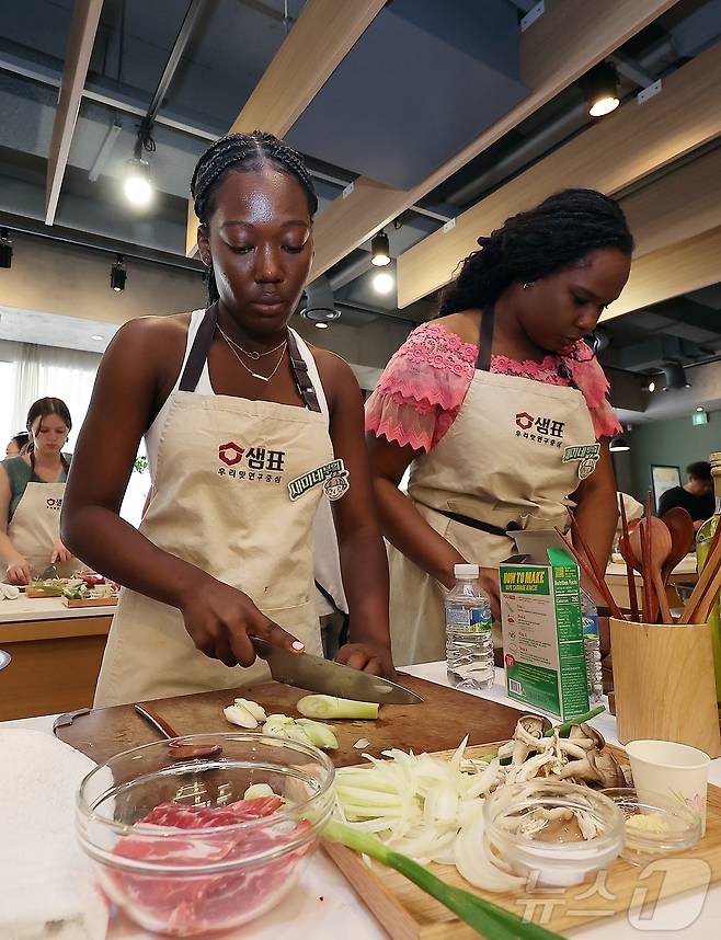 22일 서울 중구 샘표 우리맛공간에서 열린 한식체험 쿠킹클래스에서 미국 조지아대 학생들이 한식 만들기 체험 행사에 참여하고 있다. 2025.5.22/뉴스1 ⓒ News1 김진환 기자
