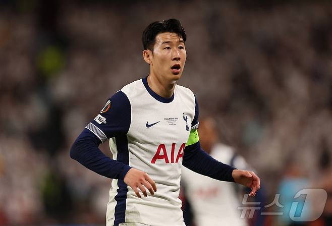 토트넘의 손흥민이 21일(현지시간) 스페인 빌바오의 산 마메스 경기장에서 열린 UEFA 유로파 리그(UEL) 결승서 맨체스터 유나이티드(맨유)를 꺾고 생애 첫 우승을 한 뒤 기뻐하고 있다. 2025.05.22 ⓒ 로이터=뉴스1 ⓒ News1 우동명 기자