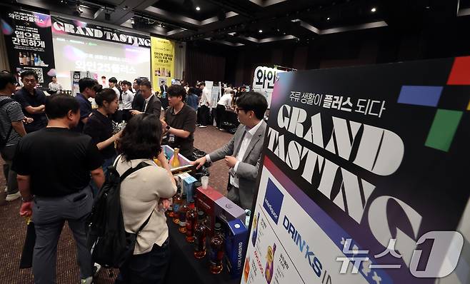 22일 오후 서울 강남구 GS타워에서 열린 GS리테일 주류 박람회 '그랜드 테이스팅' 행사에서 관람객들이 시음을 하고 있다. 2025.5.22/뉴스1 ⓒ News1 황기선 기자