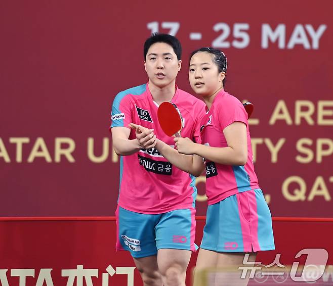 임종훈·신유빈이 20일(현지시간) 카타르 도하 카타르대학교 스포츠 컴플렉스에서 열린 '2025 국제탁구연맹(ITTF) 세계선수권대회' 혼합복식 16강전 폴란드 사무엘 쿨치츠키·주잔나 비엘고스와의 경기에서 승리를 거둔 뒤 기뻐하고 있다. 2025.5.20/뉴스1 ⓒ News1 사진공동취재단