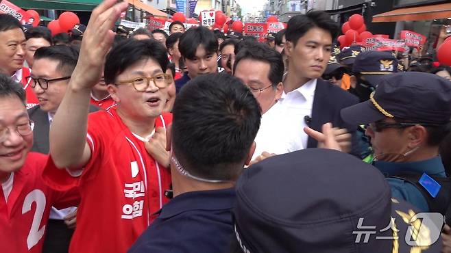 한동훈 국민의힘 전 대표가 강원 원주중앙시장을 방문해 지지자와 인사를 나누고 있다. 2025.05.22./뉴스1