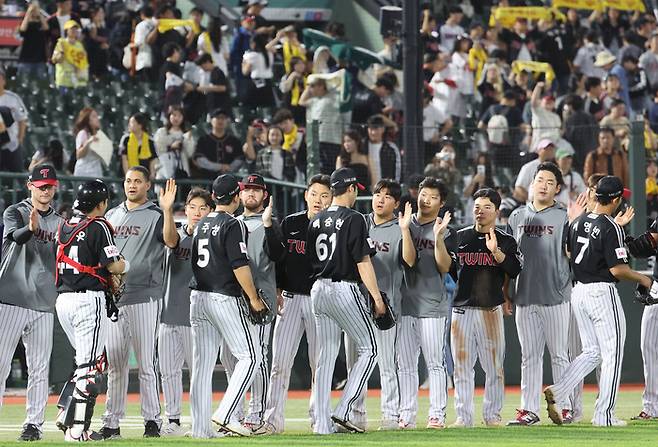 LG 선수단이 20일 부산 사직구장에서 열린 2025 KBO리그 정규시즌 롯데전 승리 후 하이파이브 하고 있다. 사진 | 연합뉴스