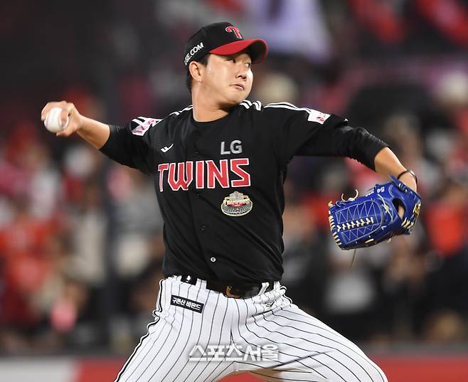 LG 투수 유영찬이 8일 수원케이티위즈파크에서 열린 KT와 2024 KBO리그 준플레이오프 3차전 9회 역투하고 있다. 수원 | 최승섭기자 thunder@sportsseoul.com