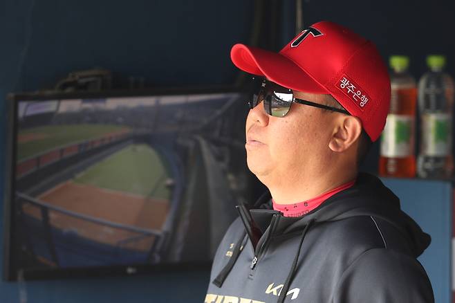 KIA 이범호 감독이 그라운드를 바라보고 있다. 사진 | KIA 타이거즈