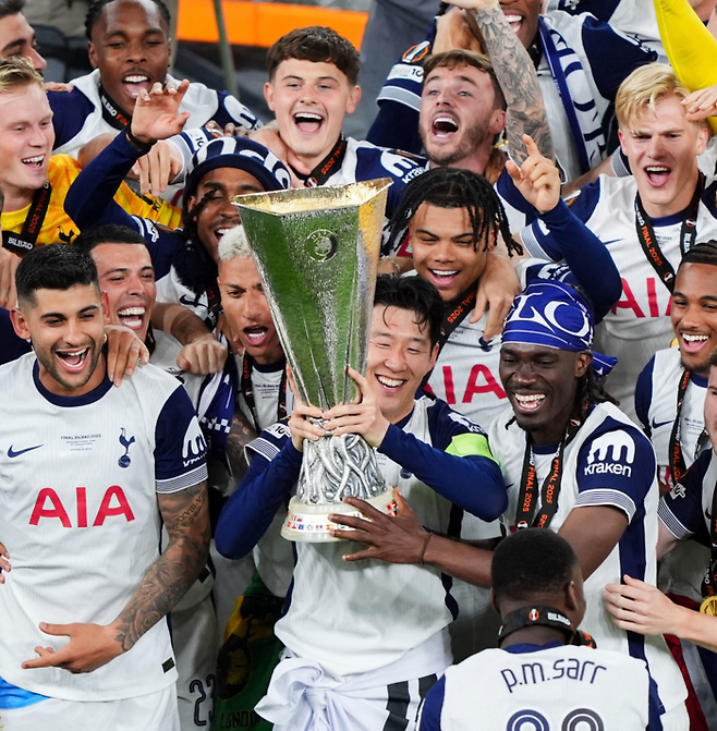 손흥민과 토트넘 선수들. AP연합뉴스