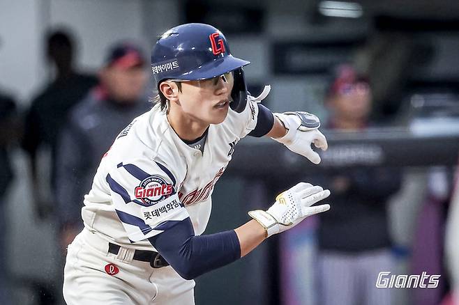 롯데 전민재가 22일 부산 사직구장에서 열린 2025 KBO리그 정규시즌 LG전서 안타를 치고 있다. 사진 | 롯데 자이언츠