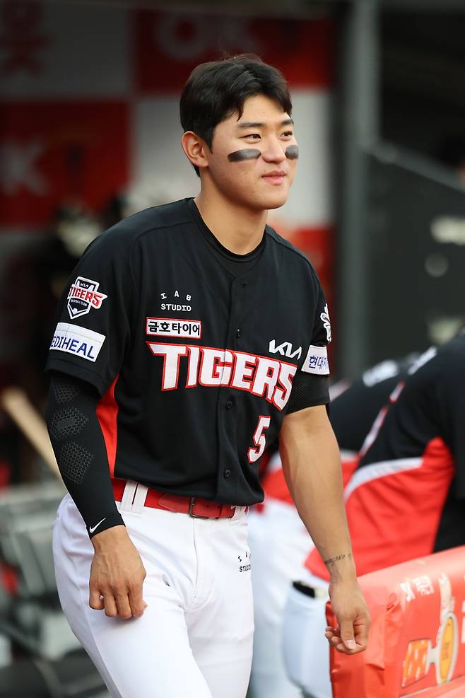김도영이 덕아웃 앞에서 웃고 있다. 사진 | KIA 타이거즈