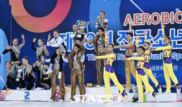 26일 전남 곡성군 곡성문화체육관에서 열린 '제53회 전국소년체육대회' 에어로빅 중학부 5인조 시상식에서 선수들이 기념촬영을 하고 있다. 사진┃뉴시스