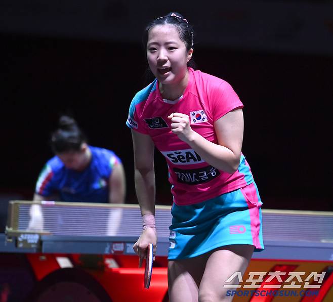 신유빈이 21일 카타르 도하 루사일 아레나에서 열린 2025 국제탁구연맹(ITTF) 세계선수권대회 여자단식 32강 이탈리아 가이아 몬파르디니와 경기에서 득점 후 환호하고 있다. 2025. 5. 21.  사진공동취재단