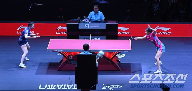 신유빈이 21일 카타르 도하 루사일 아레나에서 열린 2025 국제탁구연맹(ITTF) 세계선수권대회 여자단식 32강 이탈리아 가이아 몬파르디니와 경기를 펼치고 있다. 2025. 5. 21. 사진공동취재단