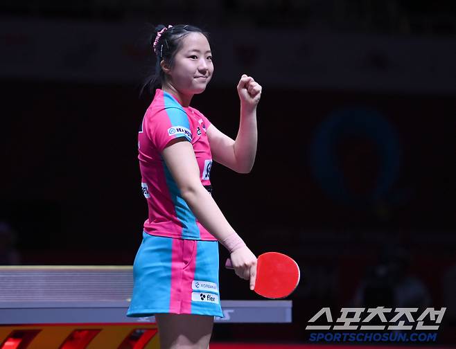 신유빈이 21일 카타르 도하 루사일 아레나에서 열린 2025 국제탁구연맹(ITTF) 세계선수권대회 여자단식 32강 이탈리아 가이아 몬파르디니와 경기 승리 후 환호하고 있다. 2025. 5. 21.  사진공동취재단