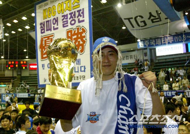2003~2004시즌 챔피언결정전에서 우승한 뒤 MVP에 오른 KCC 선수 시절 이상민. 스포츠조선 DB