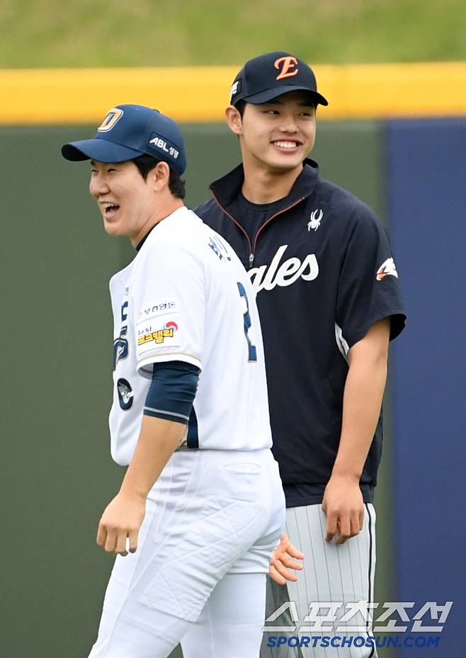 불꽃 튀는 승부 전 따뜻한 정을 나누는 문동주와 박민우.