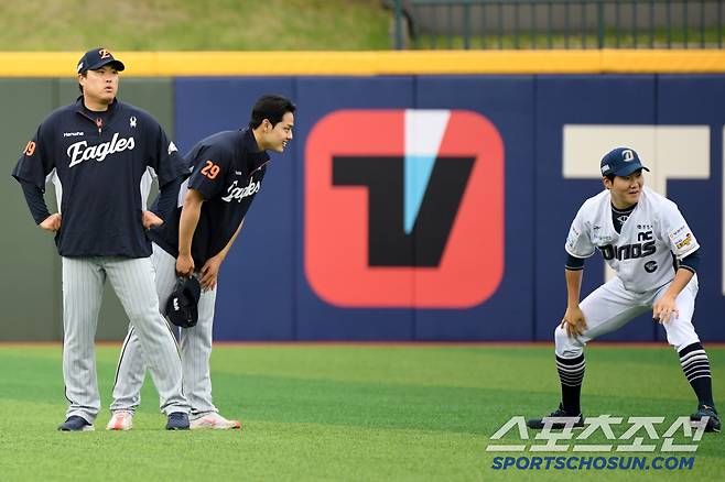 인사성 밝은 후배 문동주는 깍듯하게 인사를 건넨 뒤 자리를 떠났다.