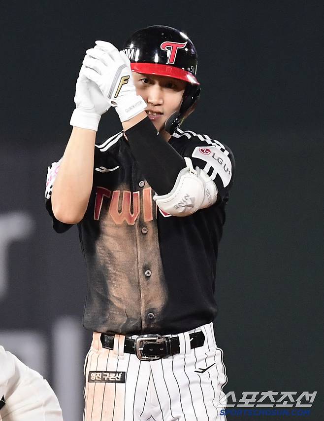 21일 부산 사직야구장에서 열린 KBO리그 롯데와 LG의 경기. 7회 1타점 적시타를 날린 LG 구본혁. 부산=송정헌 기자songs@sportschosun.com/2025.05.21/