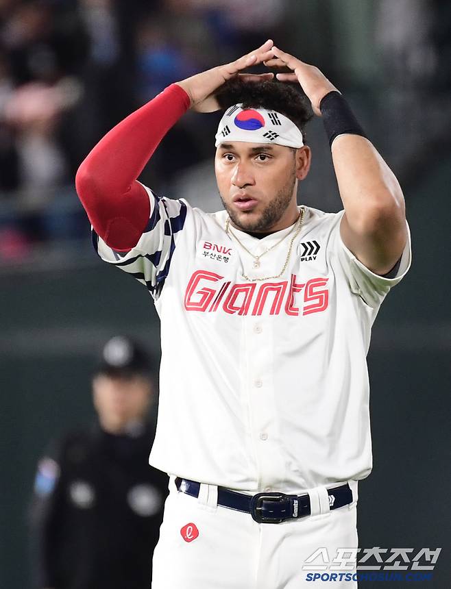 올 시즌부터 태극기 헤어밴드를 착용하고 있는 롯데 레이예스.