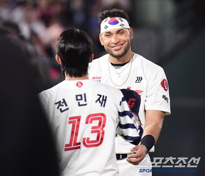 밝은 표정으로 전민재와 인사하는 롯데 레이예스.