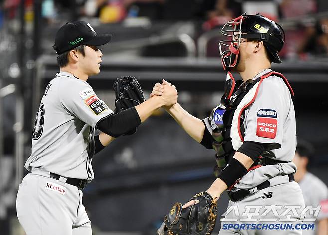 21일 수원 KT위즈파크에서 열린 KIA-KT전. KT가 3대1로 승리했다. 마무리 박영현과 장성우 포수가 악수하고 있다. 수원=정재근 기자 cjg@sportschosun.com/2025.5.21/