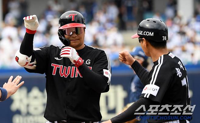 11일 대구 라이온즈파크에서 열린 삼성 라이온즈와 LG 트윈스의 경기. LG 문보경이 안타를 날린 뒤 환호하고 있다. 대구=박재만 기자 pjm@sportschosun.com/2025.05.11/