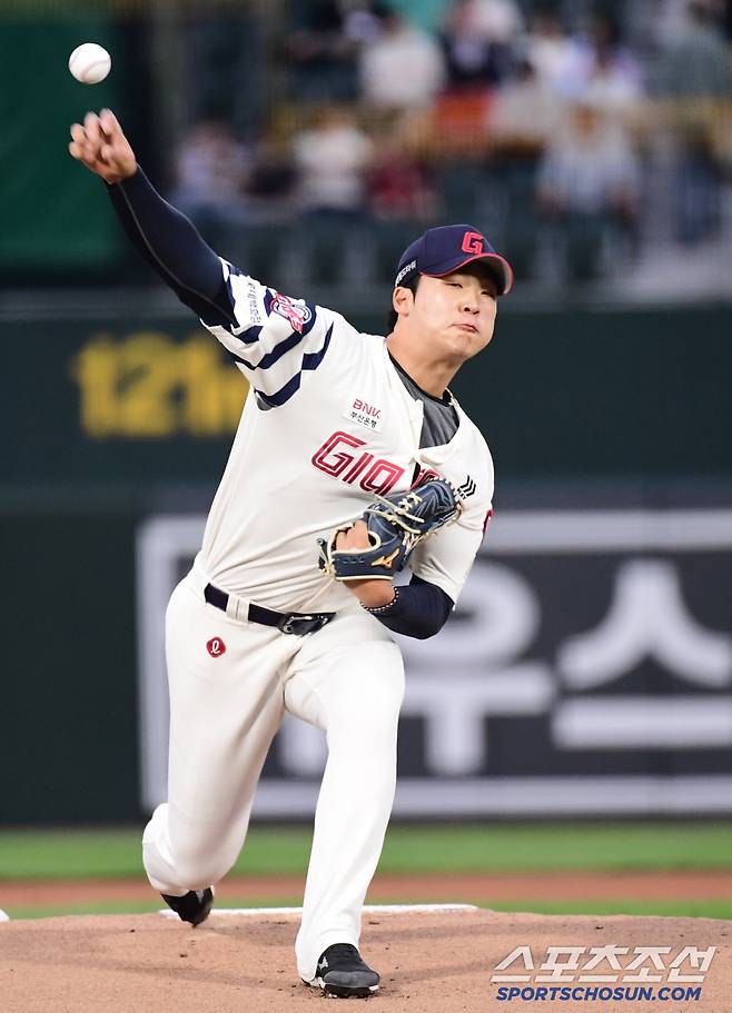 22일 부산 사직야구장에서 열린 KBO리그 롯데와 LG의 경기. 선발 투구하고 있는 롯데 이민석. 부산=송정헌 기자songs@sportschosun.com/2025.05.22/