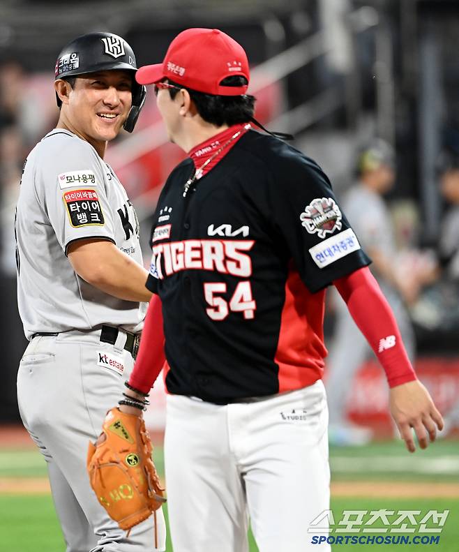 22일 수원KT위즈파크에서 열린 KIA와 KT의 경기, 5회말 무실점 투구를 마친 KIA 양현종이 더그아웃으로 향하다 KT 황재균과 이야기를 나누고 있다. 수원=허상욱 기자wook@sportschosun.com/2025.05.22/
