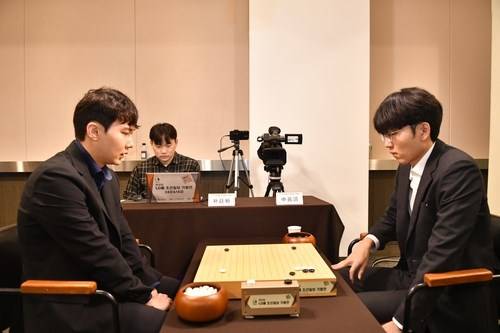 박정환(왼쪽), 신진서. ⓒ한국기원