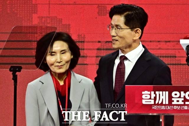 김문수 국민의힘 대선 후보가 지난 3일 오후 경기도 고양시 킨텍스 제1전시장에서 열린 제21대 대통령 선거 후보 선출을 위한 전당대회에 참석해 수락연설 전 아내 설난영 여사와 함께 인사를 하고 있다. /배정한 기자