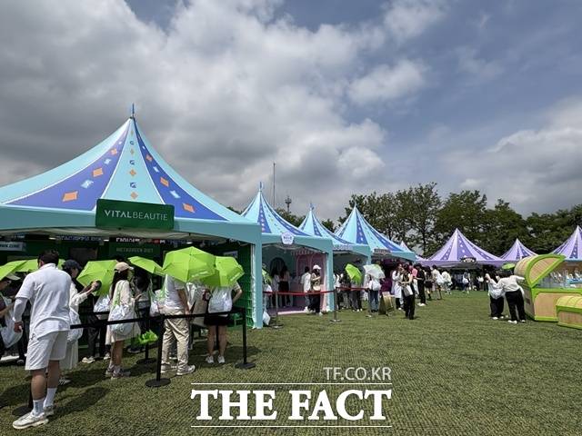 '2025 올리브영 페스타'에는 더운 날씨에도 불구하고 수많은 사람들이 참여했다. /문화영 기자