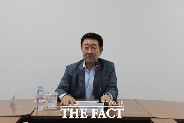 국제유가 하락과 정제마진 악화 등으로 실적 부진의 늪에 빠진 국내 정유업계가 불합리한 세제 구조까지 겹치면서 벼랑 끝까지 내몰렸다. 박주선 대한석유협회 회장이 지난 20일 서울 영등포구 대한석유협회에서 열린 간담회에서 인사말을 하고 있다. /대한석유협회